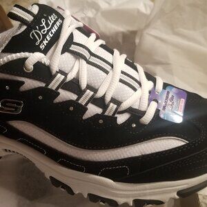 Skechers Delites Biggest Fan size 11w Black and White new in box